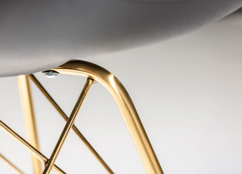 zoom sur le pieds metallique dore