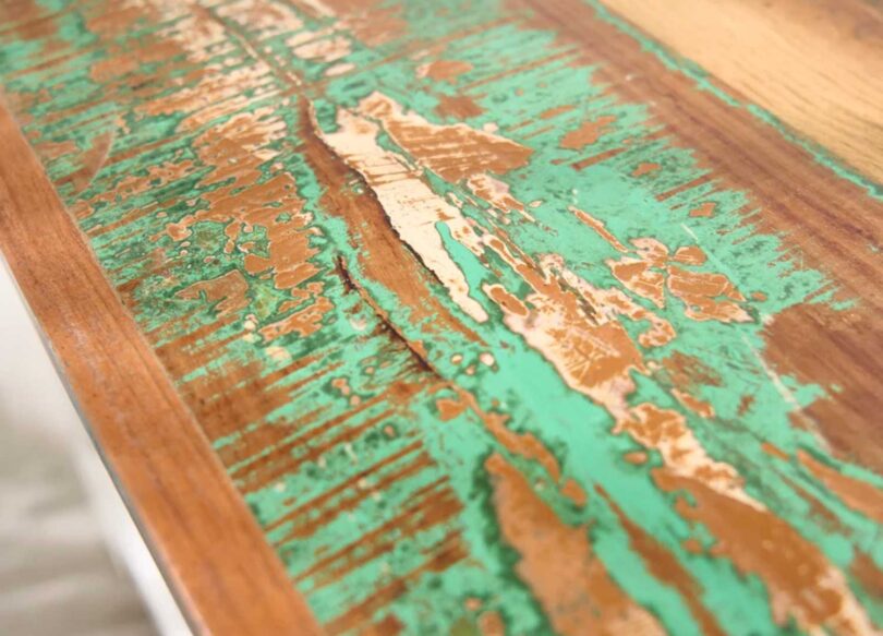 zoom sur le bois recycle colore