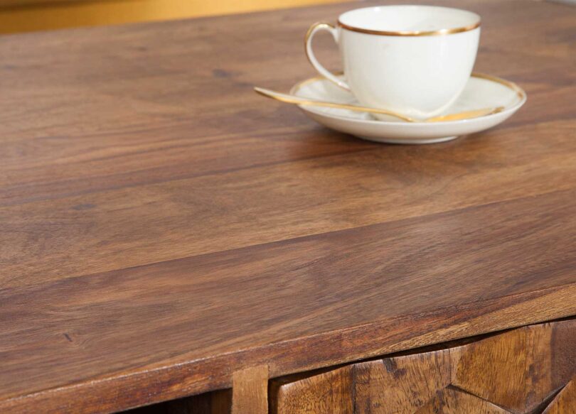 table basse avec une structure et un plateau en bois de sesham