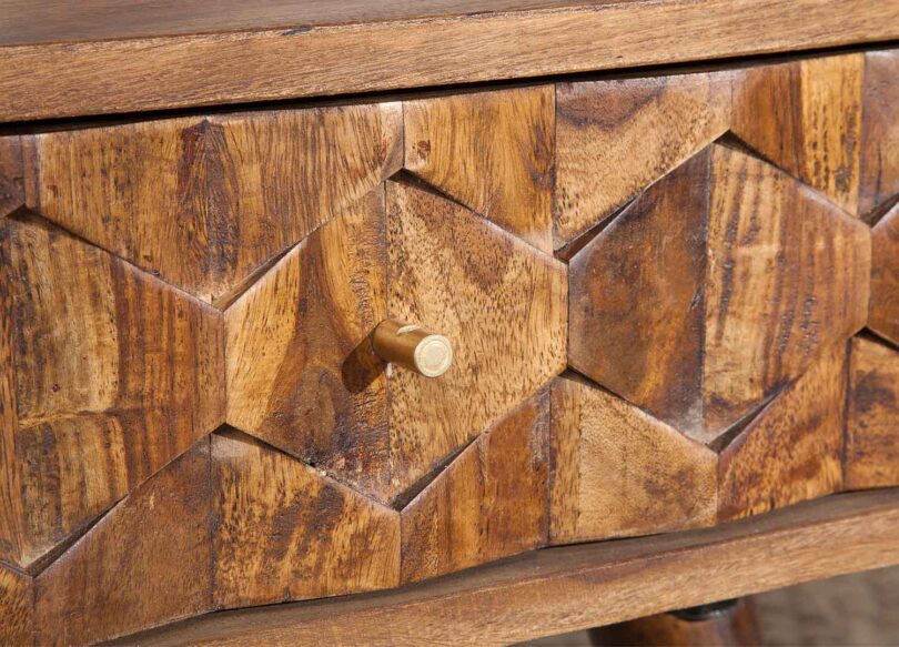 table de salon avec façades des tiroirs en bois massif effet 3d