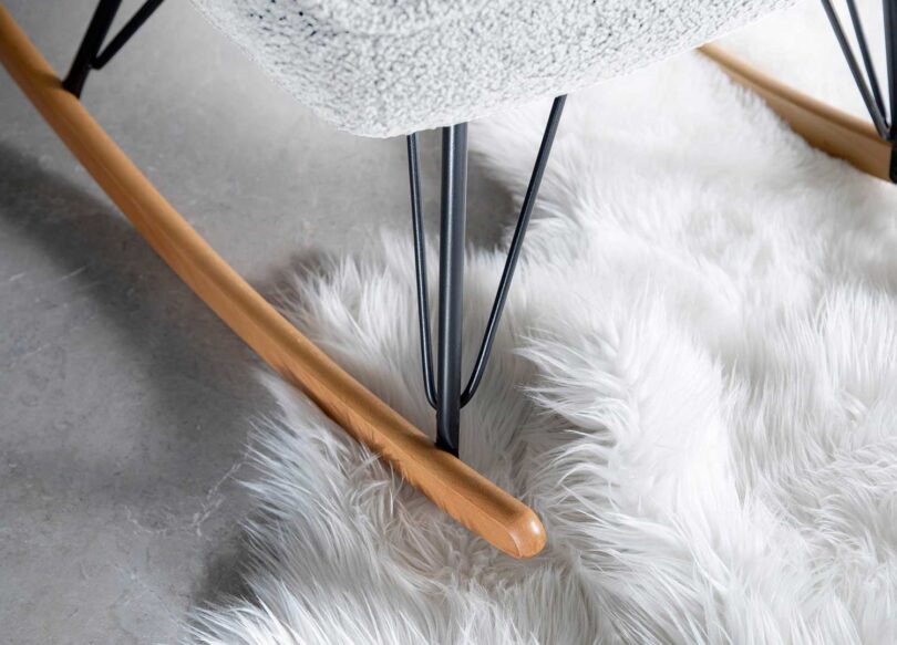 zoom sur le pietement en bois a bascule et metal noir mat