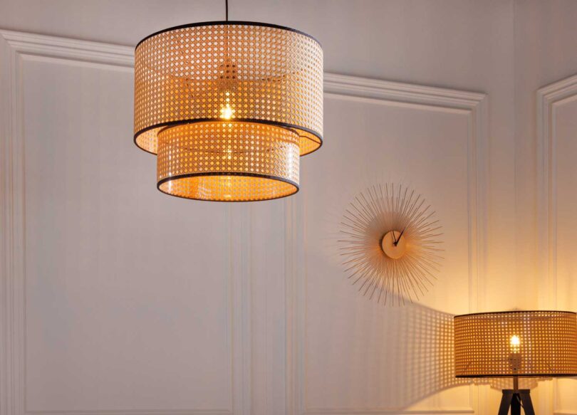 Lampe suspendu et lampadaire en cannage style bohème colonial