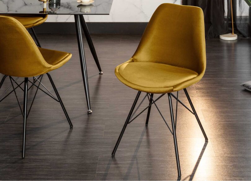 Chaise en velours jaune moutarde design