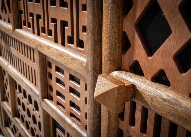 Zoom sur les décors orientaux en bois de manguier