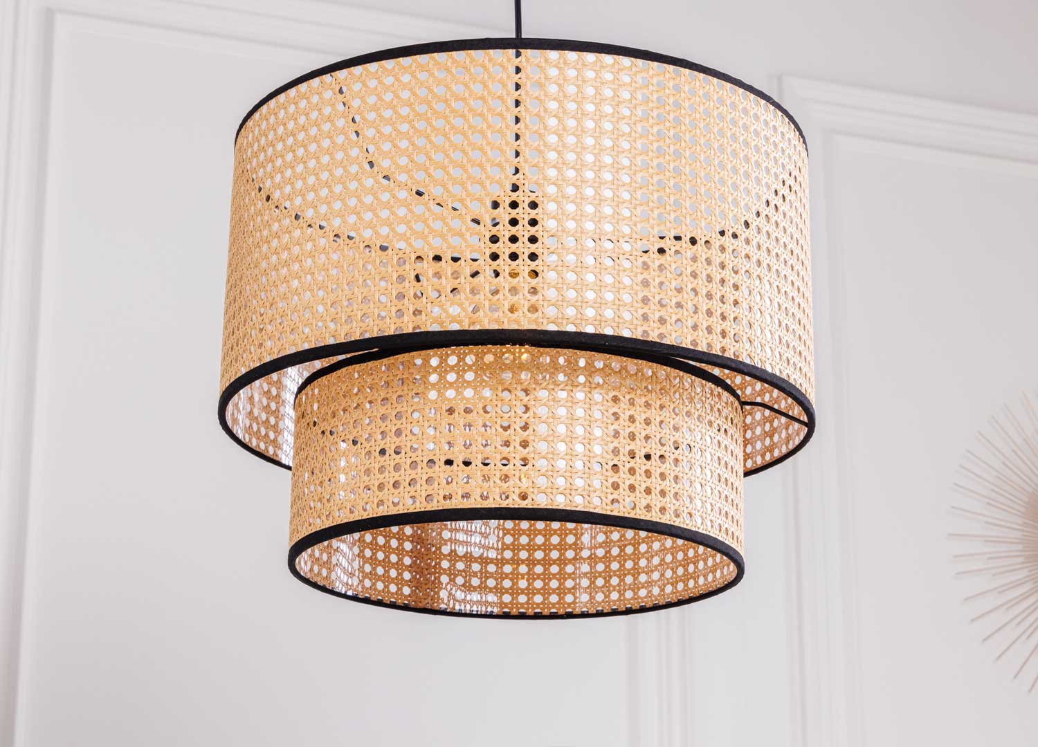 https://www.trendymobilier.com/app/uploads/2023/01/Lustre-en-cannage-boheme-avec-rappel-de-noir.jpg