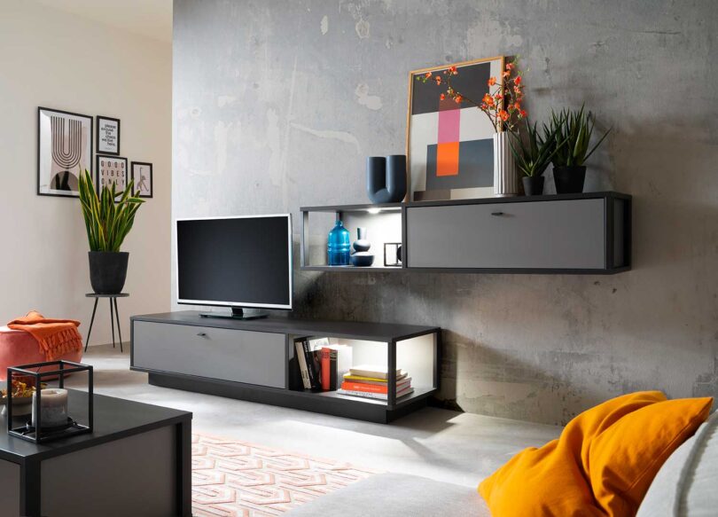 Meuble de télé gris et gris anthracite couplé à une étagère murale