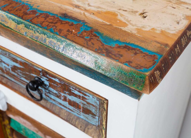 Zoom plateau du dessus du buffet en bois recyclé