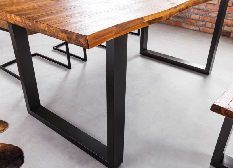 Piétement en métal noir de la table de repas