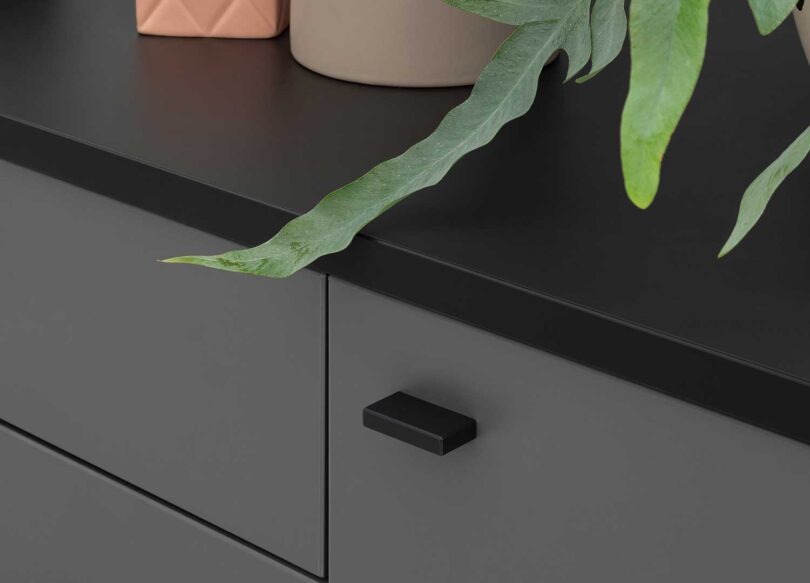 Zoom sur les poignées et plateau anthracite du buffet 4 portes