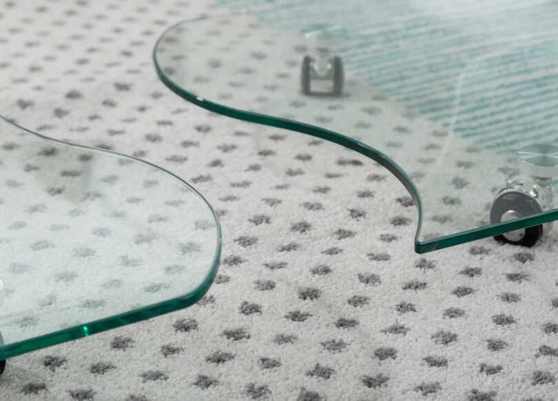 Dessous de la table basse en verre