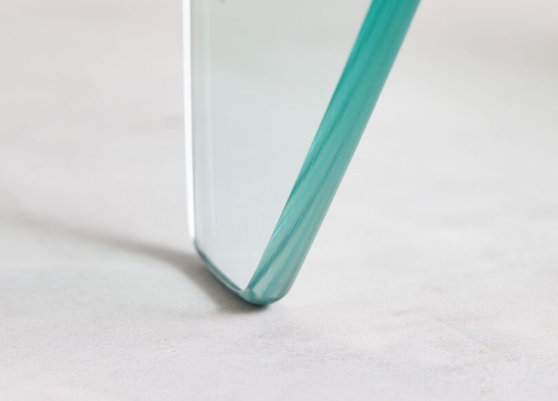 Piétement en verre trempé de la table porte-revues