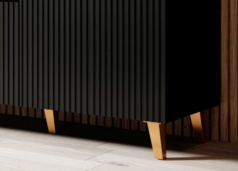 zoom sur les pieds du buffet en pvc dore