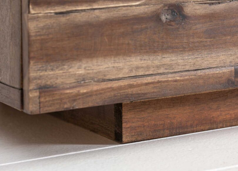 zoom sur le pietement du buffet en acacia fonce