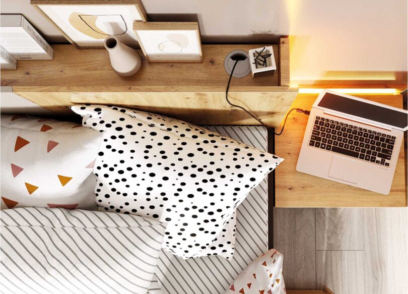 lit pour enfant avec bande led sur la tete de lit et une etagere