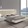 lit double moderne et design avec une tete de lit eclairee