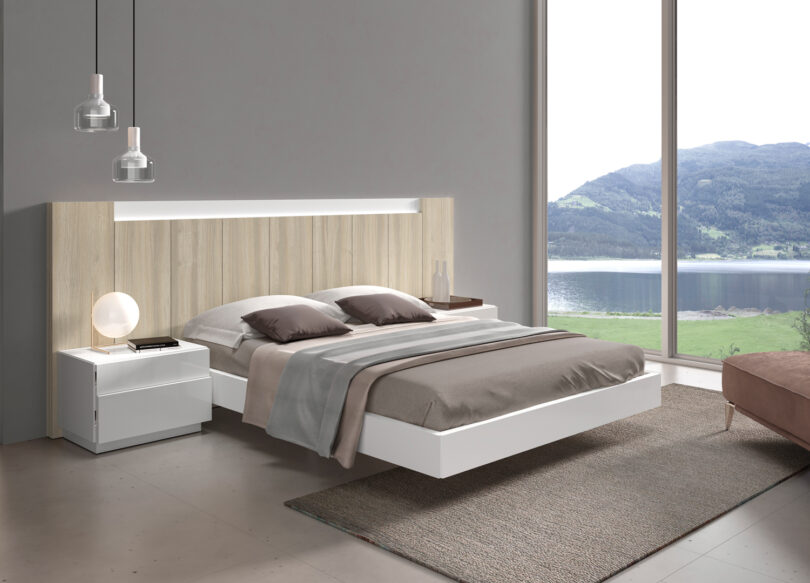 lit double moderne et design avec une tete de lit eclairee