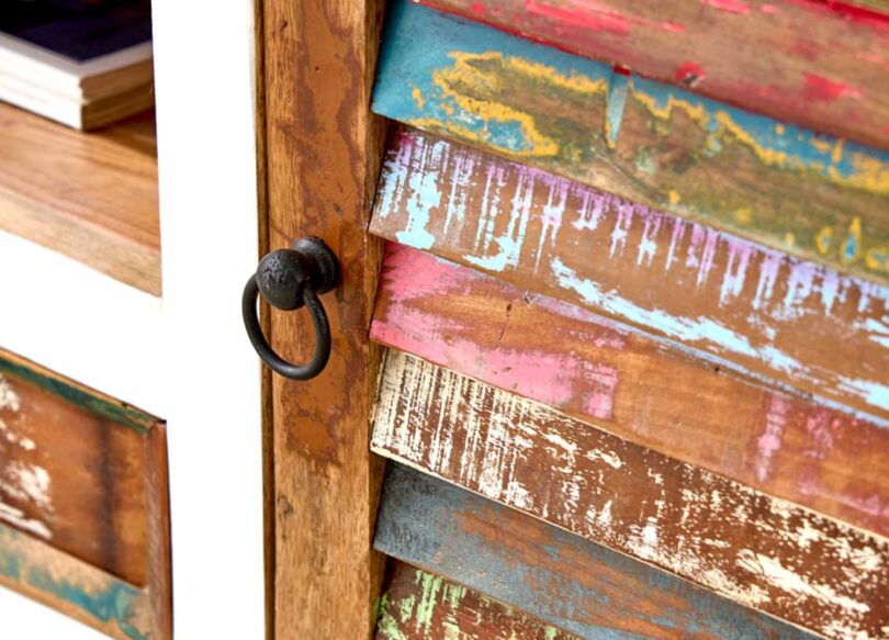 zoom sur les portes en bois recycle colore avec poignee en metal