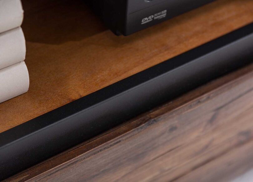 zoom sur le detail en fer fonce du meuble tv de 170 cm