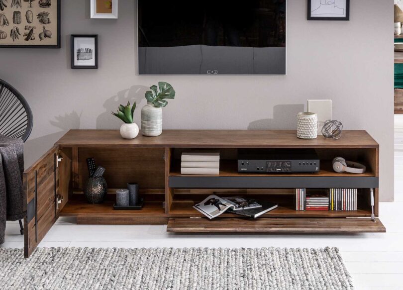 meuble tele 170 cm avec espace de rangement et detail en fer