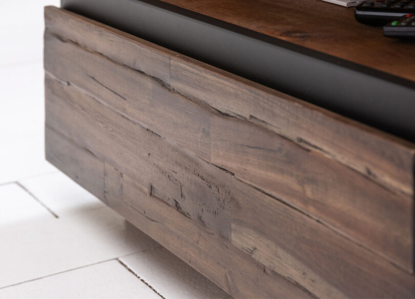 zoom sur les facades en bois massif avec surface irreguliere
