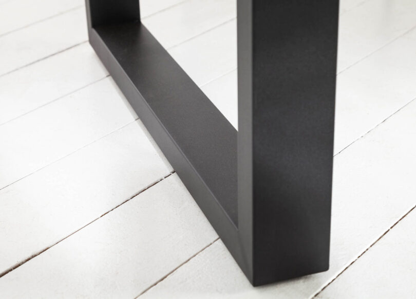 zoom sur les pieds de la table de repas en metal