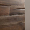 zoom sur les facades en bois fonce