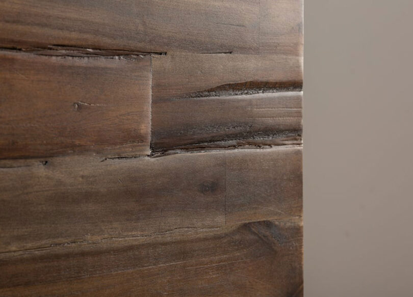 zoom sur les facades en bois fonce