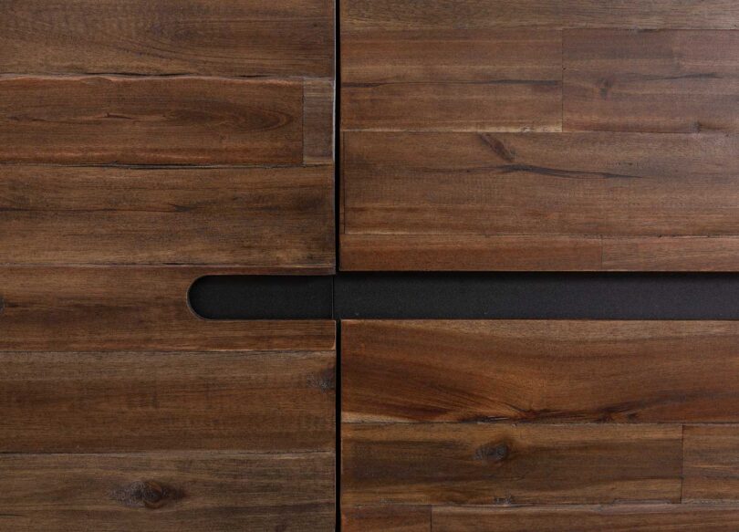 zoom sur les portes avec details en fer