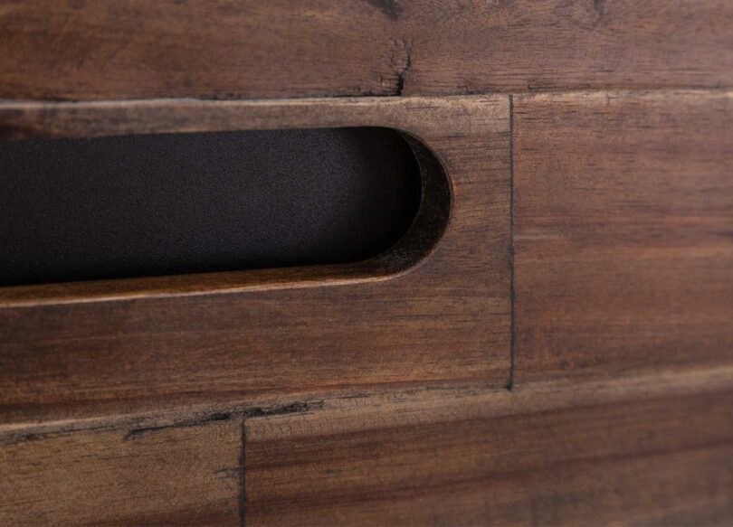 zoom sur la façade en bois massif