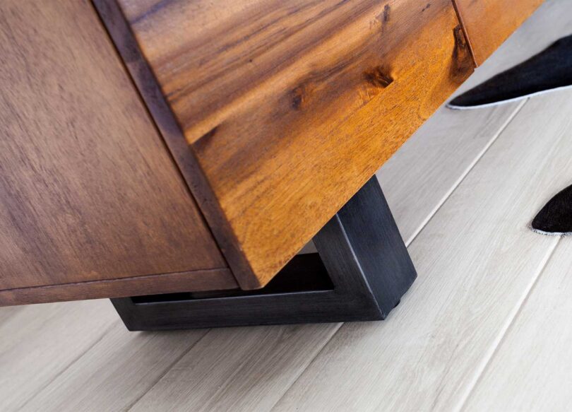 Piétement en métal anthracite du meuble buffet
