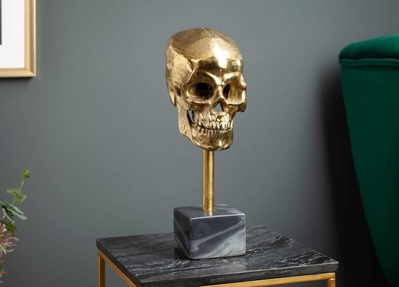 Crâne décoratif en or