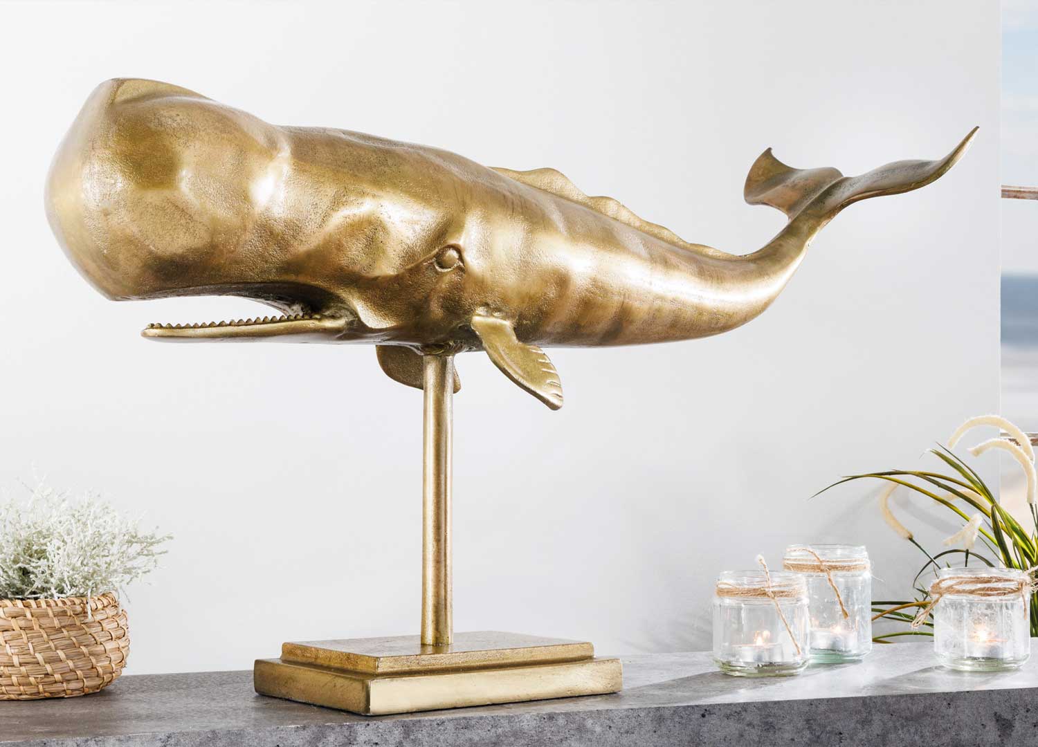 Sculpture baleine dorée sur support
