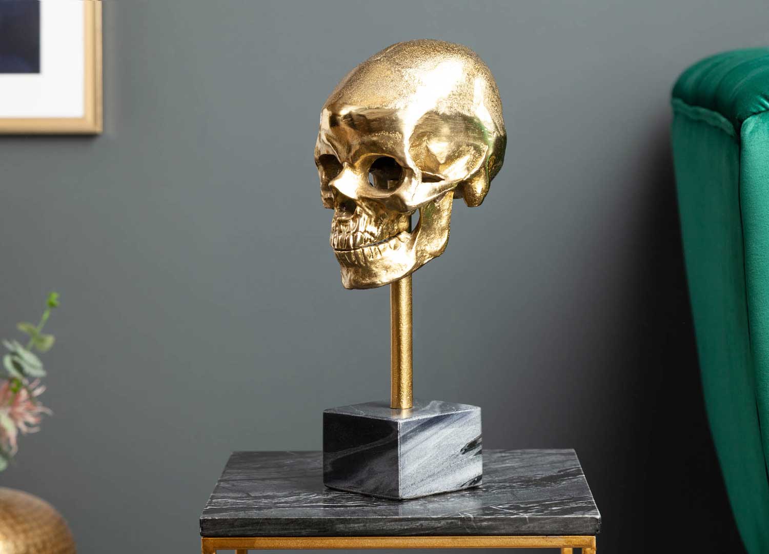 Crâne doré sur socle en marbre gris