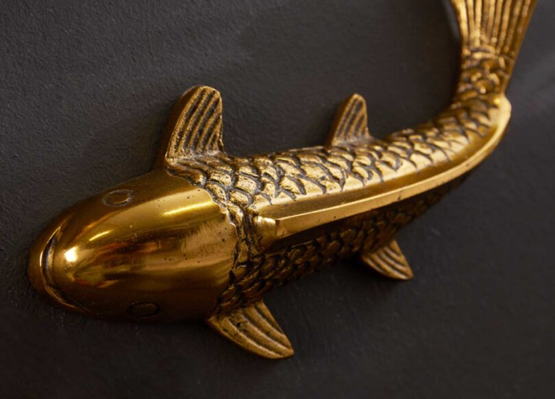 Zoom sur le poisson mural doré