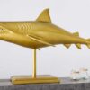 Requin doré sur socle design