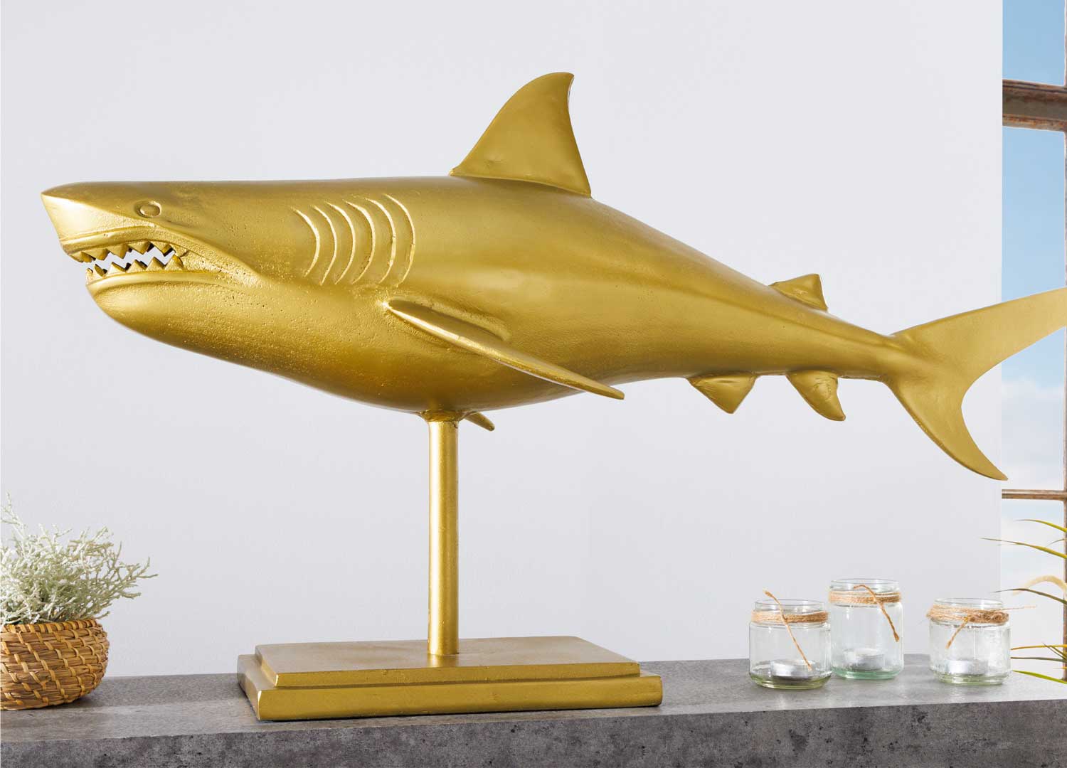 Requin doré sur socle design