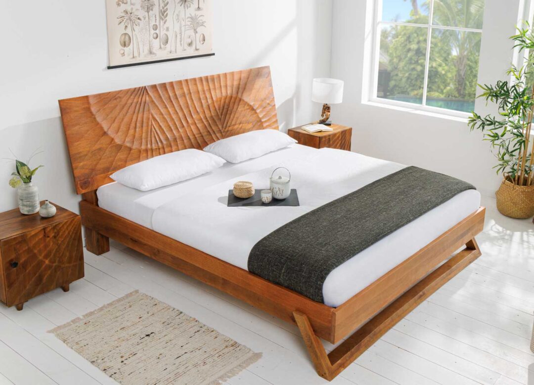 Lit double adulte en bois de manguier massif clair avec décor sur la tête de lit