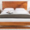 Lit adulte avec décor en bois de manguier sur la tête de lit