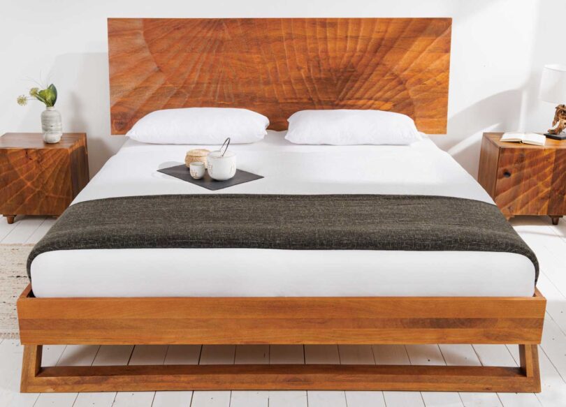 Lit adulte avec décor en bois de manguier sur la tête de lit