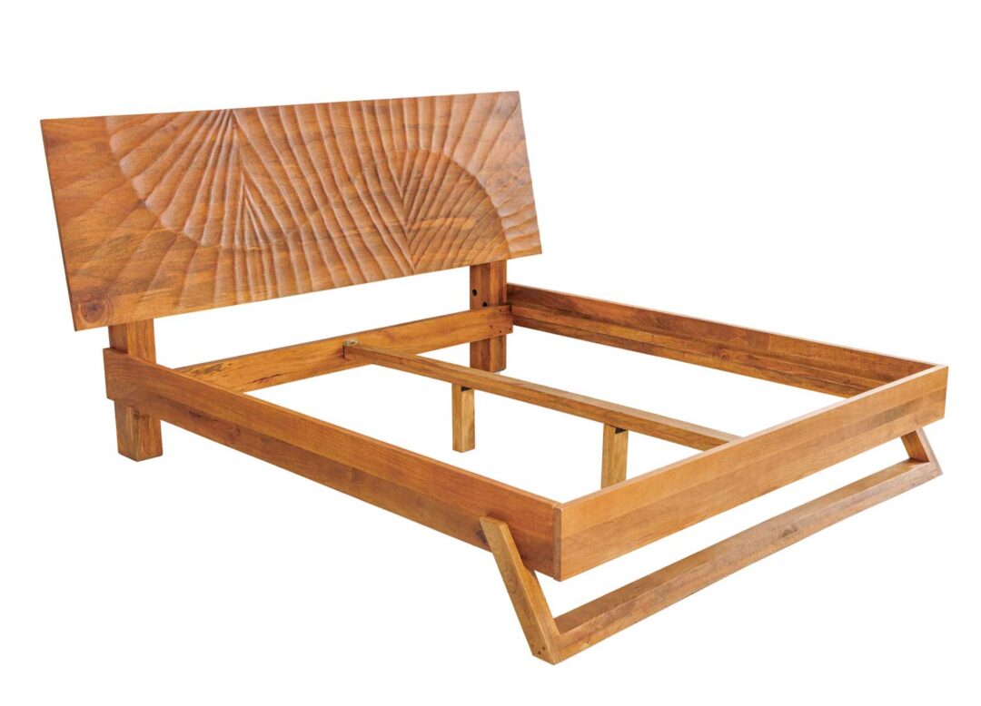 Lit double adulte en bois de manguier massif clair avec décor sur la tête de lit