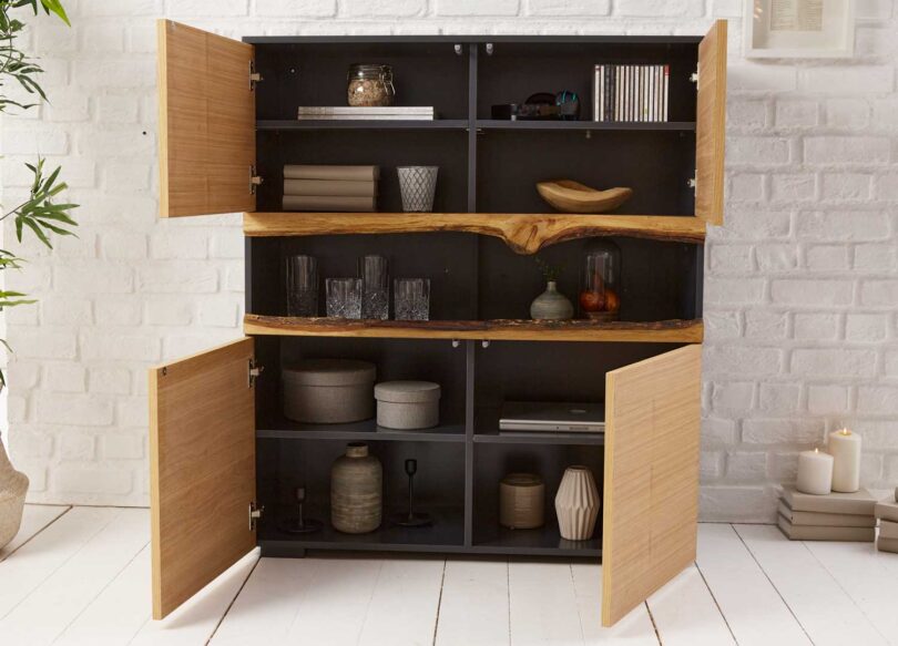 Buffet naturel ouvert avec beaucoup de rangements