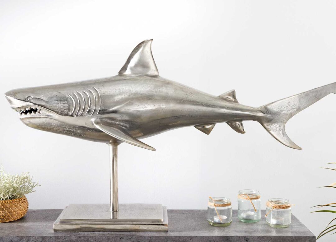 Sculpture requin argenté sur socle en métal