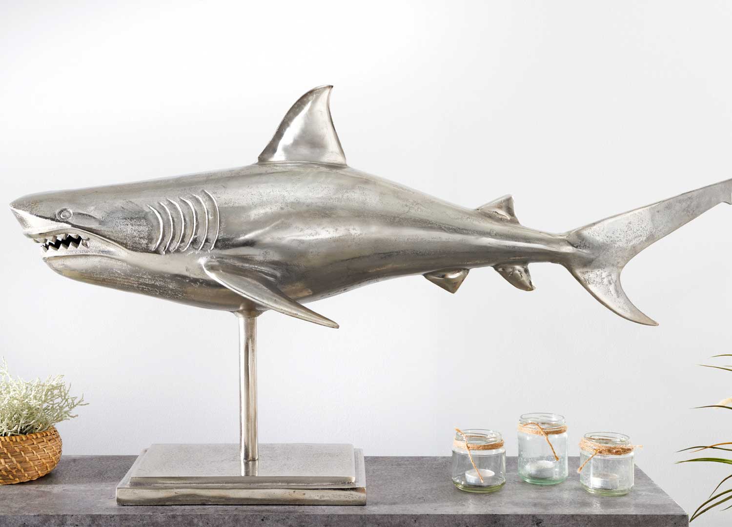 Sculpture requin argenté sur socle