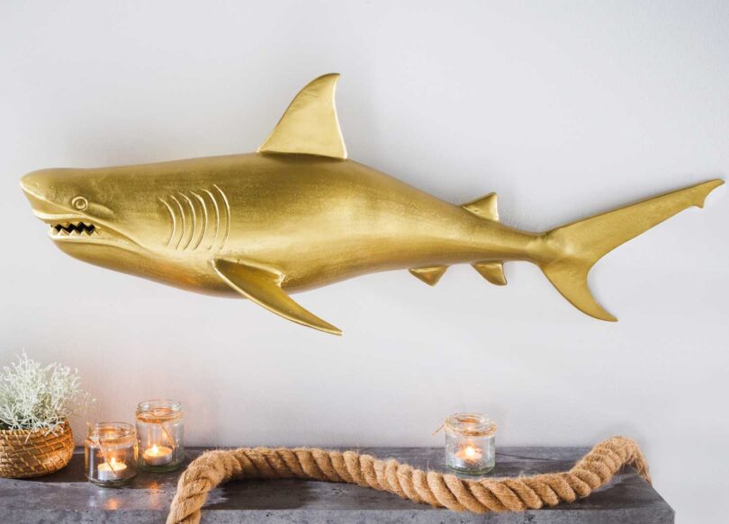 Requin mural en or