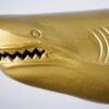 Tête du requin décoratif doré