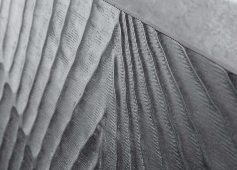 Zoom sur la sculpture de la tête de lit adulte