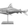 Sculpture requin argenté sur socle en métal