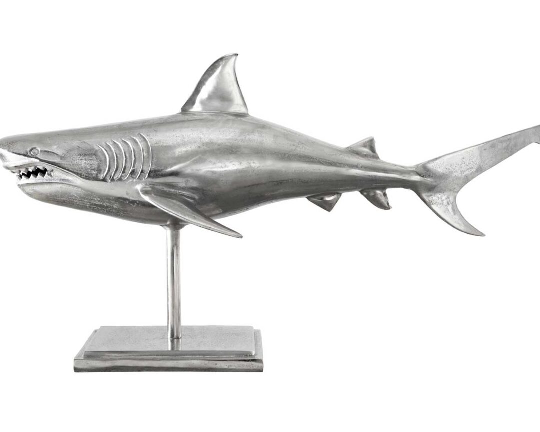 Sculpture requin argenté sur socle en métal