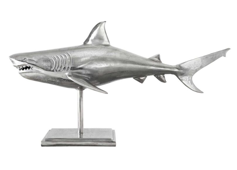 Sculpture requin argenté sur socle en métal