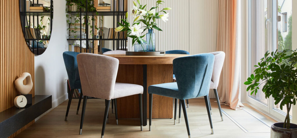 Ensemble de meubles de salle à manger comportant des chaises et une table à manger ronde
